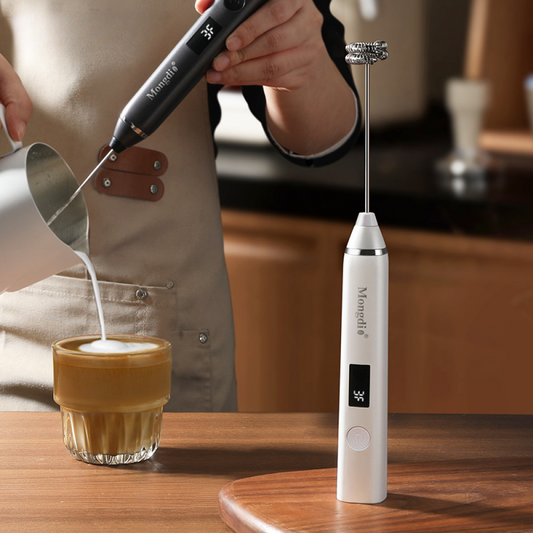 Elektrischer Milchaufschäumer in Schwarz und Weiss beim Aufschäumen – ideal für Kaffee, Latte Macchiato oder Matcha.
