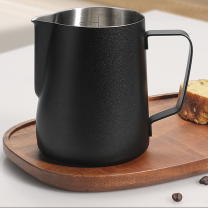 Schwarzes Milchkännchen aus Edelstahl mit 600 ml Fassungsvermögen. Perfekt für Latte Art und präzises Ausgiessen von Milch oder Milchschaum. Mattes Finish und markierte Skala innen.
