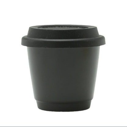Mug to Go in dunklem Grün mit schwarzem Deckel – zeitloses Design für moderne Coffee-Lovers.