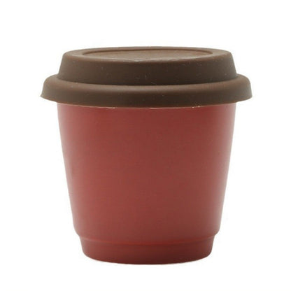 Roter Mug to Go mit braunem Deckel – kräftiges Farbstatement für nachhaltige Kaffeegewohnheiten.