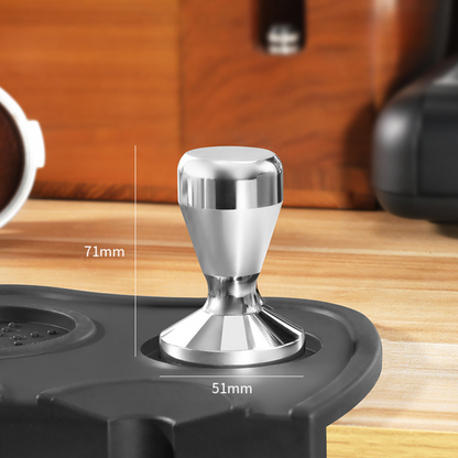 Robuster Edelstahl-Tamper mit 51 mm Durchmesser – hygienisch, pflegeleicht und perfekt für kleine Siebträger.