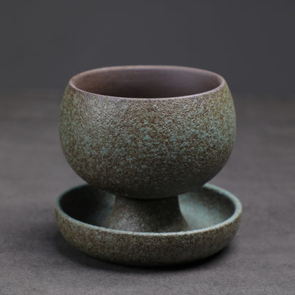 Grüne Tasse mit rauem Finish und minimalistischer Untertasse. Japanisch inspiriertes Design.