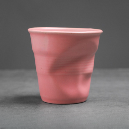 Sanft rosa Tasse mit welliger Struktur aus Keramik. Ideal für Tee oder Flat White im skandinavischen Stil.