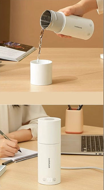 Zwei Szenen: Oben wird heisses Wasser aus einem weissen Wasserkocher in eine Tasse auf einem Schreibtisch gegossen; unten steht derselbe Wasserkocher auf dem Schreibtisch neben einem Laptop, während jemand Notizen macht.